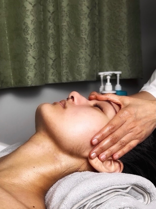 Relaxing head spa facial massage at Kim Beauty Spa